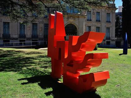 Los jardines diseñados por Carlos Thays conviven con la rudeza estilizada de las esculturas metálicas