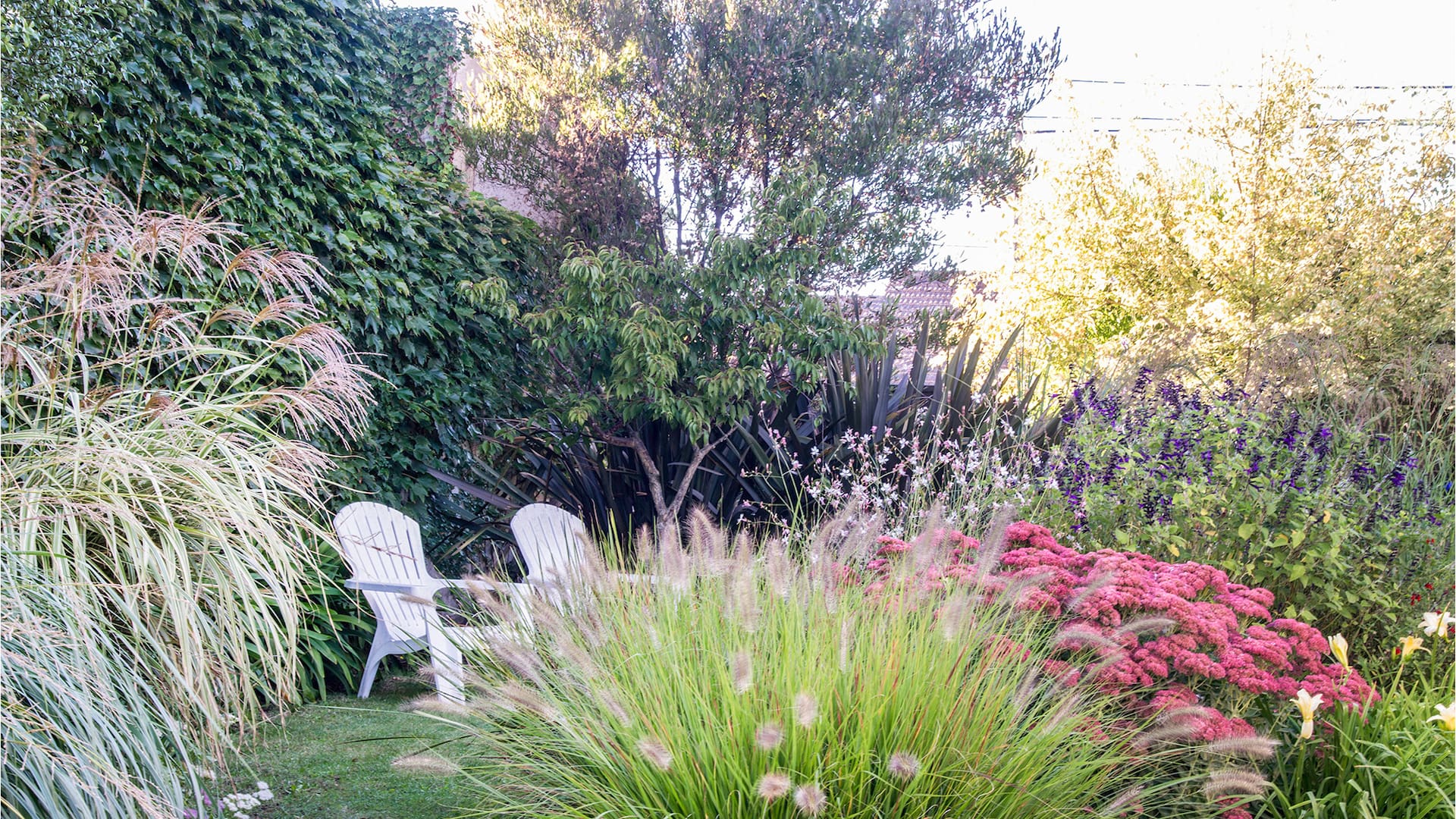 Los jardines inspirados en los bosques priorizan la diversidad de formas, texturas y niveles de vegetación