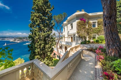 Los jardines se disponen en distintos niveles y se conectan a través de senderos que conducen al paseo marítimo privado de la residencia