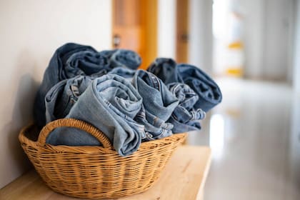 Los jeans son los clásicos pantalones que no pueden faltar en tu placard (Foto: istock)