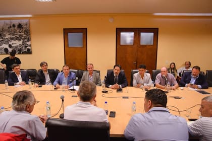 Los jefes cegetistas, con diputados peronistas, el lunes