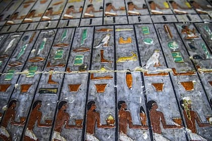 Los jeroglíficos hallados en la tumba de Khuwy dieron a conocer que la momia pertenecía a un noble que había vivido en el período conocido como el Imperio Antiguo o Reino Antiguo de Egipto