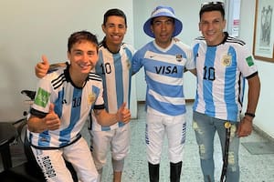 Los jockeys Iván Monasterolo y William Pereyra, en el centro, junto al colega Rodrigo Bascuñán y un amigo, alentando a la selección argentina desde el hipódromo, entre carreras; los dos primeros serán protagonistas del Gran Premio Carlos Pellegrini este sábado.