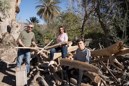Los Joliat. Padre e hijos comparten su pasión por la aventura, y también elaboran juntos los muebles de la posada. Ausente con aviso, Didier, el hijo mayor.