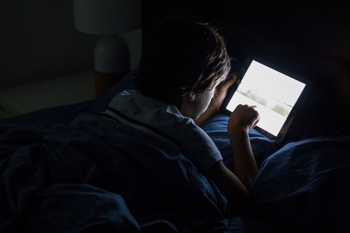 Los jóvenes actuales son diferentes a los de generaciones anteriores en diversos aspectos: les gusta leer en las pantallas