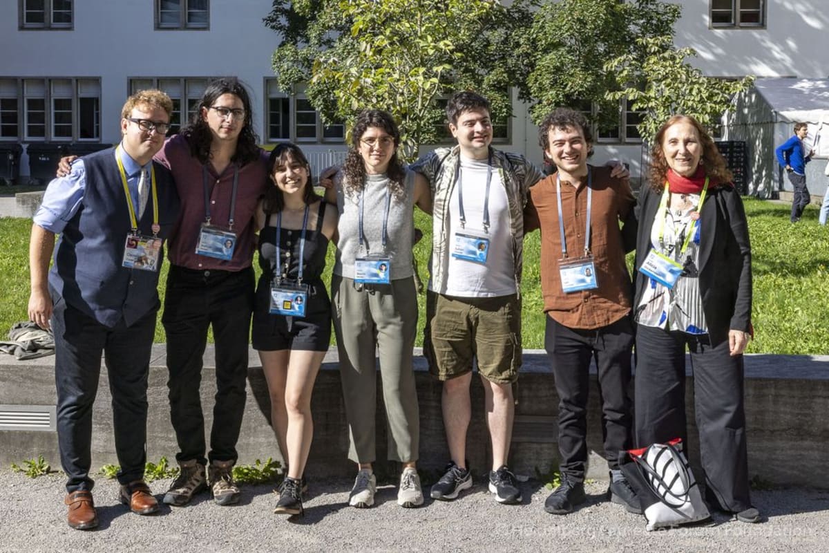 Los jóvenes argentinos que participaron del Heidelberg Laureate Forum, junto a la matemática consagrada, Alicia Dickenstein