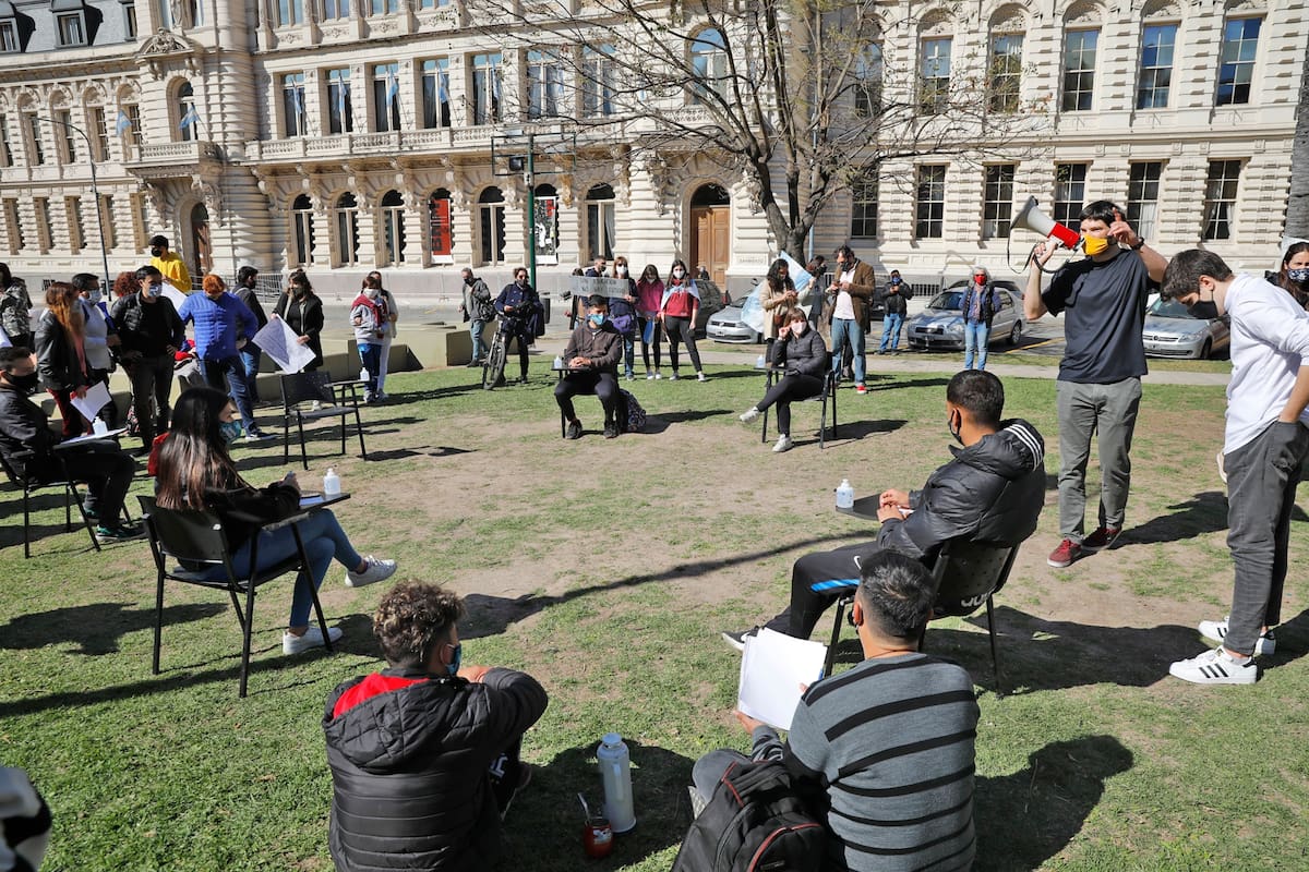 Los jóvenes colocaron pupitres en la plaza Jardín de los Maestros simulando una clase al aire libre