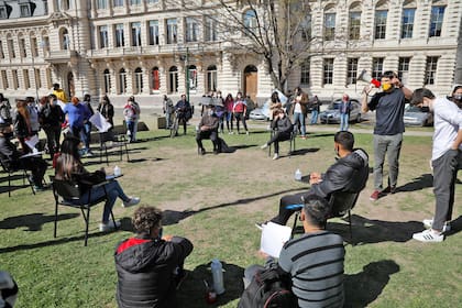 Los jóvenes colocaron pupitres en la plaza Jardín de los Maestros simulando una clase al aire libre