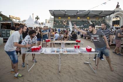 Los jóvenes de entre 20 y 30 años son los que más lo practican; consumen un promedio de 1,5 litros de esa bebida por partido; usan mesas de ping pong y, desde 2015, hacen torneos nacionales