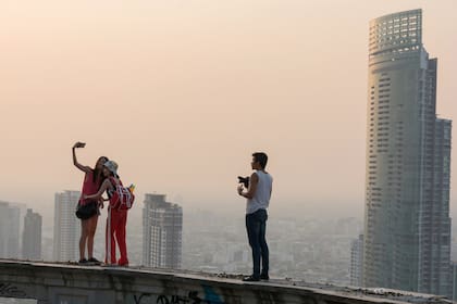 Los jóvenes desafían los peligros de la Torre Fantasma