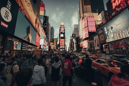 Los jóvenes entre 18 y 24 años pueden aplicar para el apoyo mensual de 1200 dólares (Pixabay)