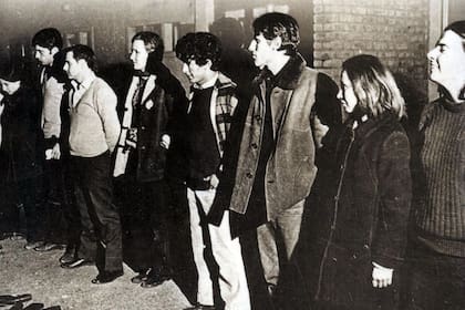Algunos de los jóvenes fugados de la cárcel en Trelew, en el momento en que fueron detenidos en el aeropuerto de Rawson