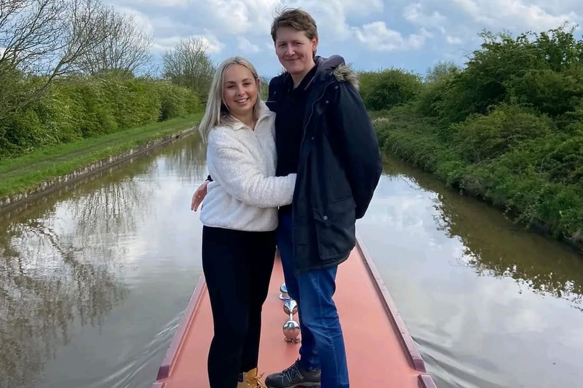 Los jóvenes ingleses decidieron vivir unos meses en una embarcación para ahorrar dinero; tienen 28 años y buscan vivir esta aventura antes de llegar a los 30