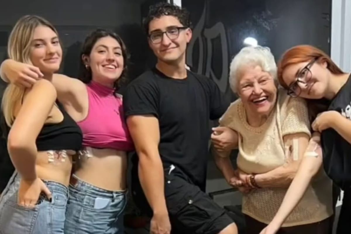 Los jóvenes junto a su bisabuela de 91 años, luego de realizarse el tatuaje