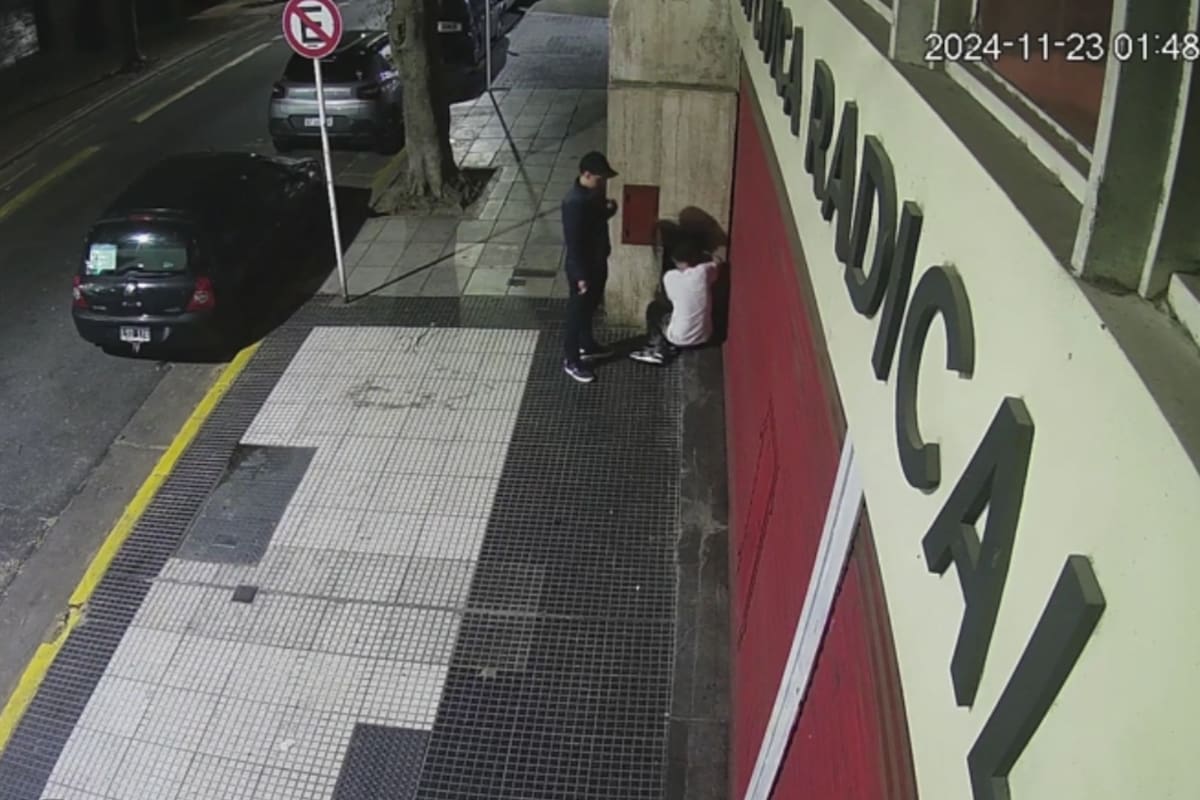 Los jóvenes mientras cortan la electricidad del local de la UCR