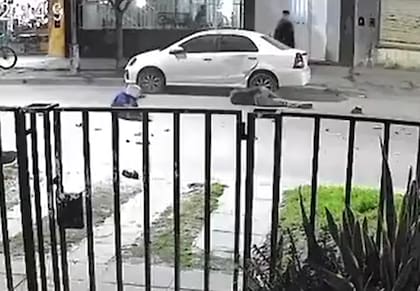 Los jóvenes motociclistas quedaron tirados sobre la calle