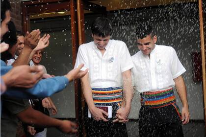Los jóvenes paraguayos Simón Cazal y Sergio López, de turismo en la Argentina, en marzo último se convirtieron en la primera pareja homosexual extranjera que se casa en el país
