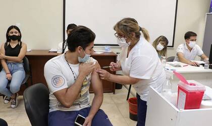 Los jóvenes parecen ser los más remisos a darse la segunda dosis de la vacuna contra el Covid y quedar así mejor protegidos
