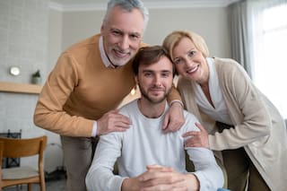 Por barreras económicas, el 44% de los jóvenes sigue viviendo con sus padres