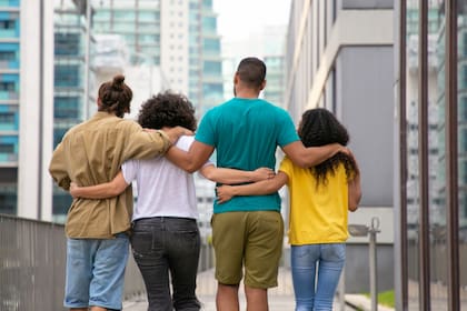 Los jóvenes que son residentes permanentes deben estar atentos a la renovación de su green card