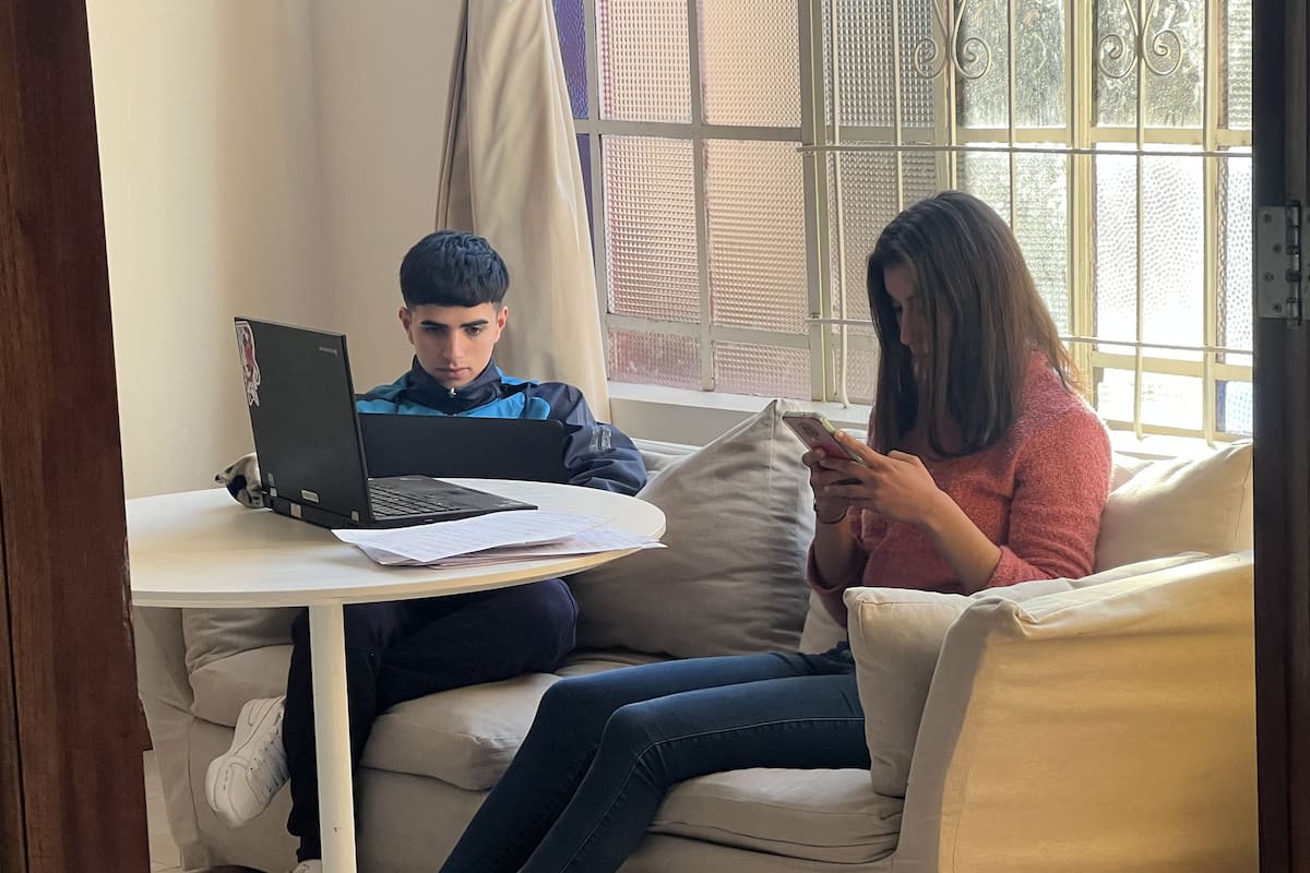 Los jóvenes que viven en la residencia de la Fundación Si en Villa Mercedes estudian para rendir sus finales