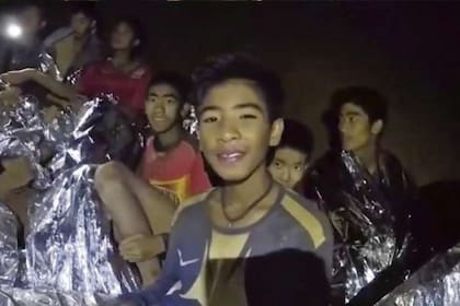 Los jóvenes sanos y salvos después de 17 días atrapados en la caverna
