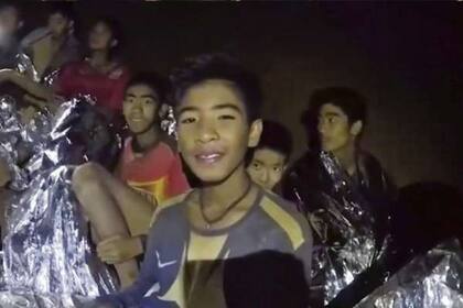 Los jóvenes sanos y salvos después de 17 días atrapados en la caverna