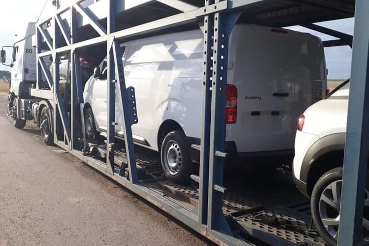 Los jóvenes santiagueños viajaban escondidos en esta combin