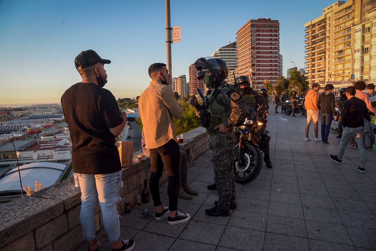 Los jóvenes se juntan en la costa de Playa Grande, Mar del Plata..