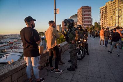 Los jóvenes se juntan en la costa de Playa Grande, Mar del Plata..