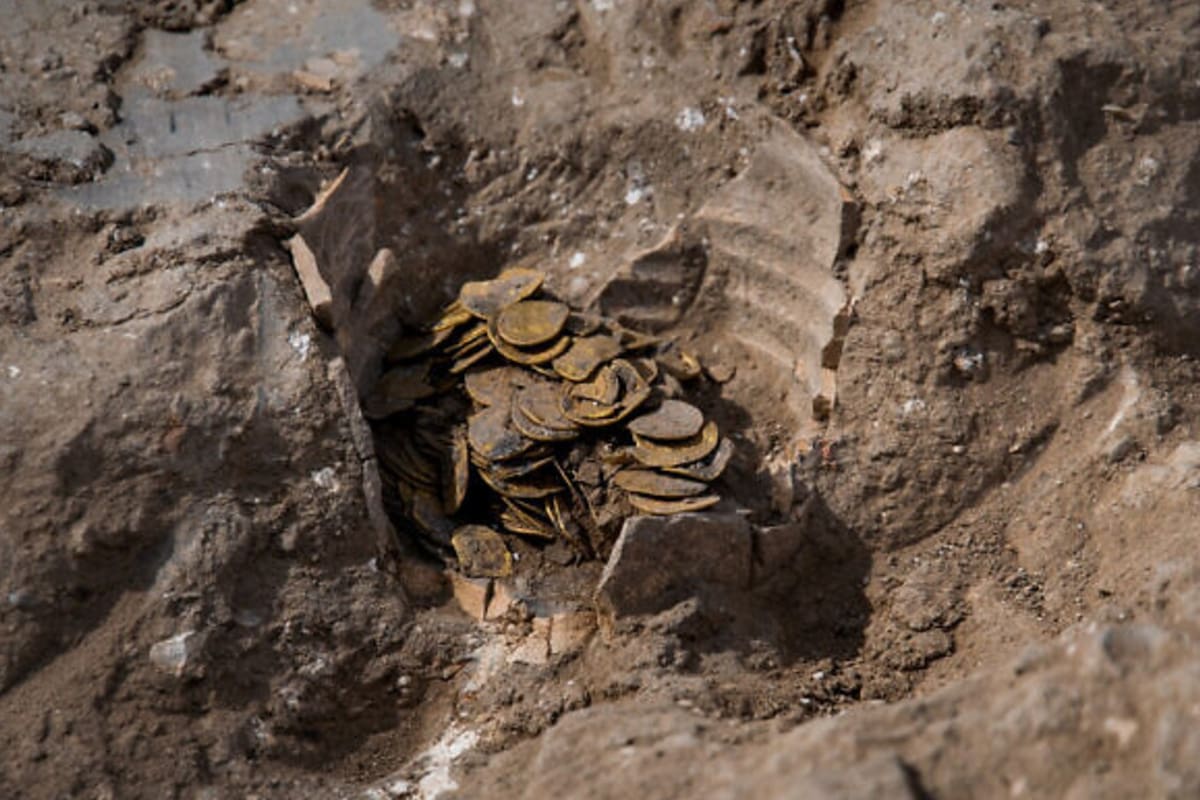 Los jóvenes, voluntarios de una excavación arquológica en el centro de Israel, hallaron ese tesoro enterrado dentro de una vasija en el siglo IX en lo que era entonces el Califato abasí