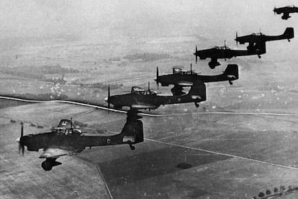 Los Ju 87 o Stukas eran bombarderos en picada que pertenecían a la Luftwaffe, es decir, la Fuerza Aérea de Alemania