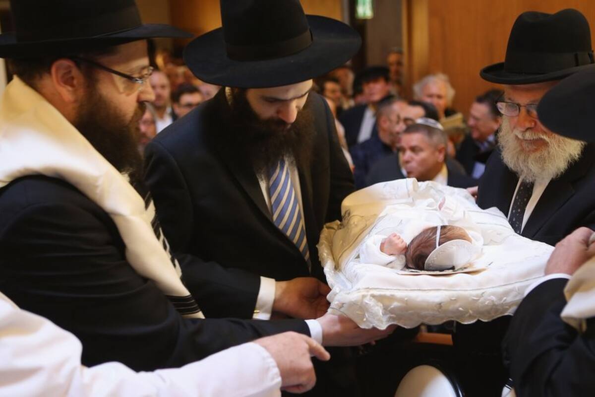 Los judíos circuncidan al niño al octavo día de su nacimiento.