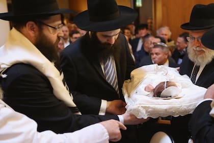 Ceremonia de brit milá. La circuncisión prevalece entre judíos y musulmanes.