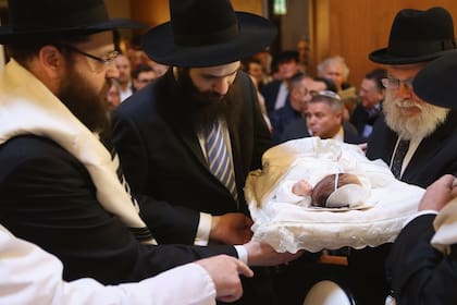 Los judíos circuncidan al niño al octavo día de su nacimiento.