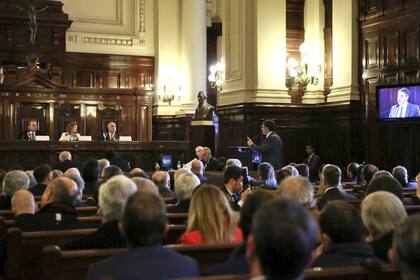 Los jueces de la Corte escuchan los argumentos de los intendentes