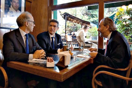 Los jueces de la Corte Suprema Carlos Rosenkrantz, Horacio Rosatti y Juan Carlos Maqueda, en La Biela