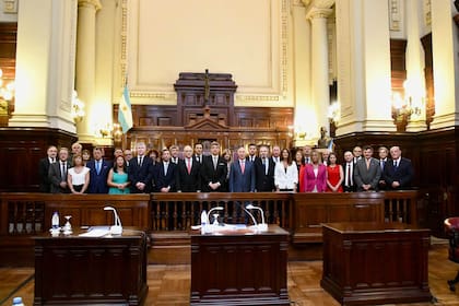 Los jueces de la Corte Suprema, en el centro, rodeados de los camaristas federales en una escenificación de respaldo en medio del juicio político en su contra
