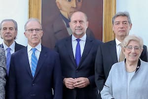 Los jueces de la Corte Suprema Juan Carlos Maqueda y Carlos Rosenkrantz, el gobernador Omar Perotti; el presidente de la Corte, Horacio Rosatti, y la vicedecana de la Facultad de Derecho de Rosario, Araceli Diaz
