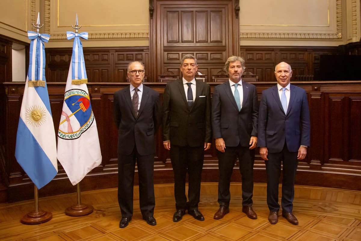 Los jueces de la Corte Suprema, junto al ministro de Justicia, Juan Bautista Mahiques