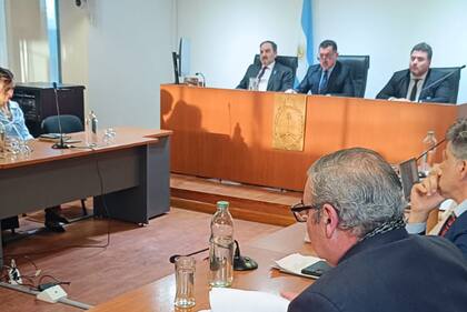 Los jueces del Tribunal Oral Criminal Federal de Santa Cruz, que condenaron a un oficial superior de la Armada y absolvieron a otros tres
