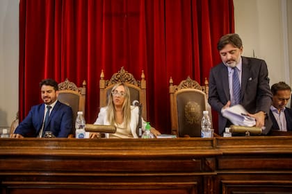 Los jueces María Claudia Castro (c.), Christian Rabaia y Emiliano Lázzari (i.) del Tribunal Oral en lo Criminal 1 (TOC1) de Dolores