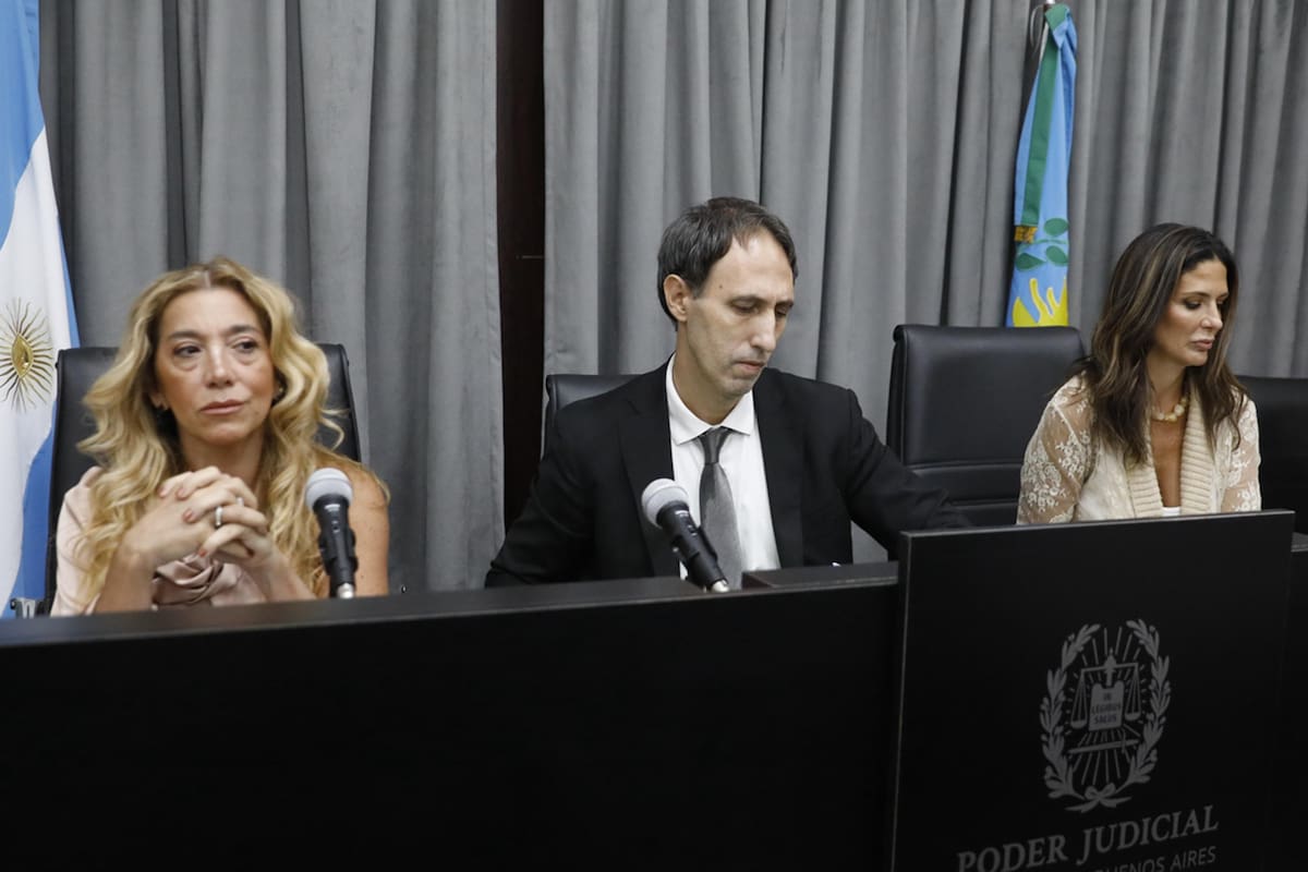Los jueces Verónica Di Tommaso, Maximiliano Savarino y Julieta Makintach en la primera audiencia del malogrado juicio por la muerte de Diego Maradona