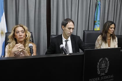 Los jueces Verónica Di Tommaso, Maximiliano Savarino y Julieta Makintach en la primera audiencia del malogrado juicio por la muerte de Diego Maradona