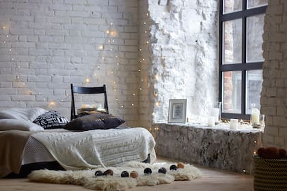 Los juegos de luces en ventanas, respaldos y paredes dan un toque cálido e íntimo