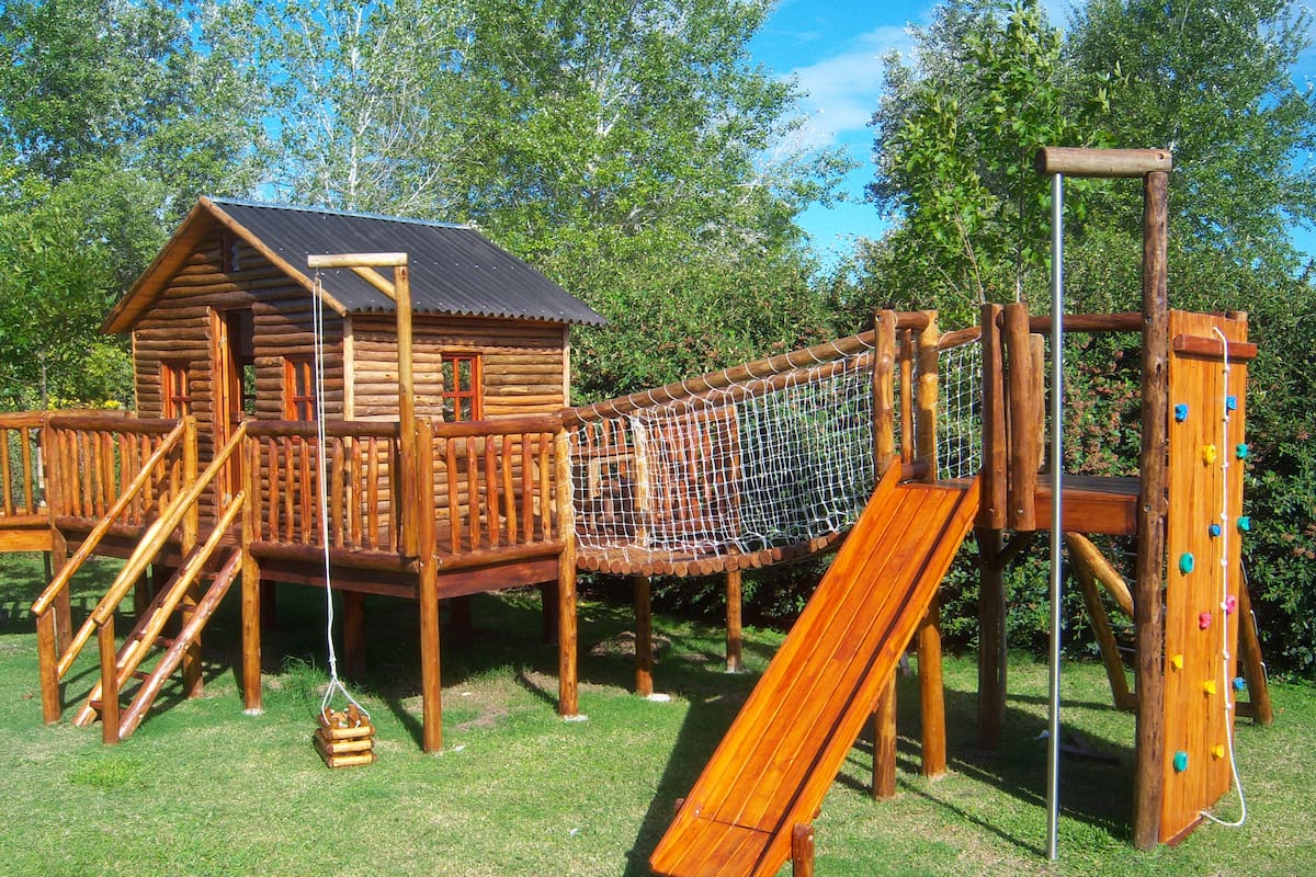 Los juegos en madera se pueden ir adaptando a medida que crecen los chicos.