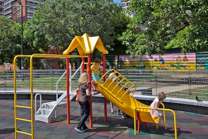 El juego es extremadamente beneficioso no solo para el desarrollo de un niño, sino también para la relación entre el cuidador y el niño