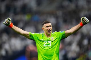 Los juegos mentales de Emiliano Martínez: de trucos de infancia al código FIFA para arqueros