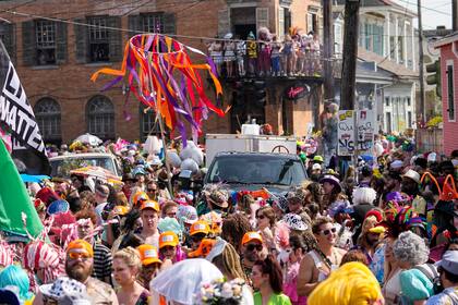 Los juerguistas participan en el desfile de La Societe de Saint Anne el día de Mardi Gras en Nueva Orleans, martes 21 de febrero de 2023. (AP Foto/Gerald Herbert)