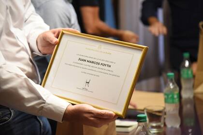 Los jugadodores de la selección Juan Marcos Foyth y Gerónimo Rulli fueron homenajeados en La Plata con la distinción de Ciudadanos Ilustres